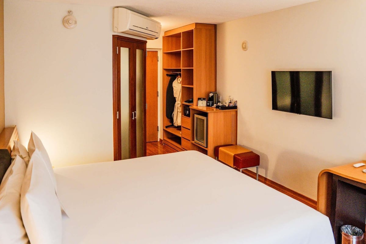 Bar mini, peti besi dalam bilik, meja, langsir/tirai gelap terus