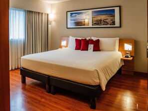 迷你吧、客房内保险箱、办公桌、遮光窗帘