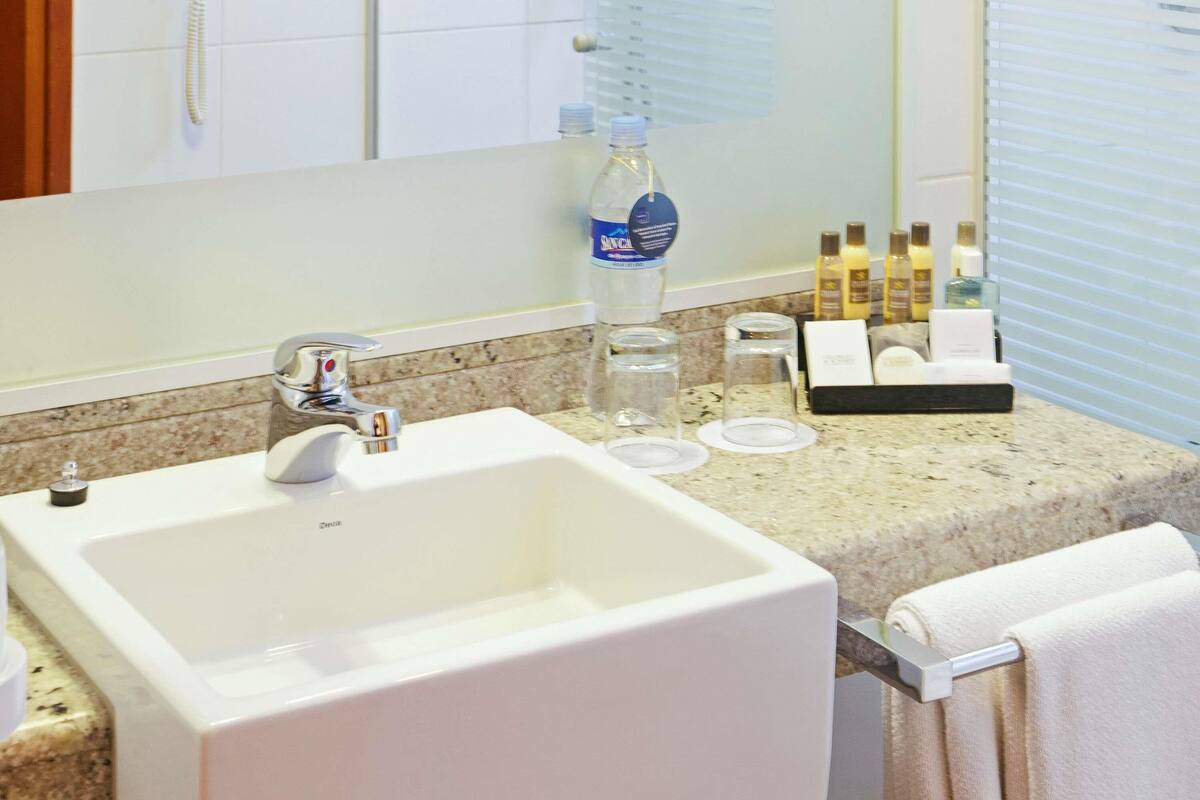 Habitación estándar, 1 cama matrimonial | Minibar, caja de seguridad en la habitación y escritorio