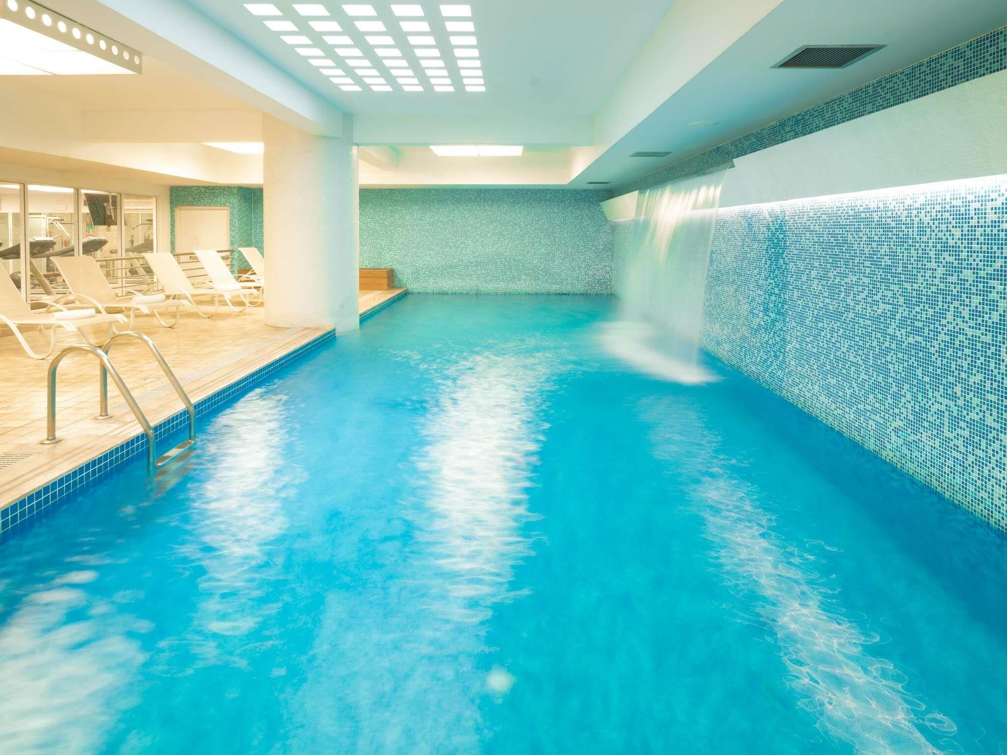Innendørsbasseng og solsenger