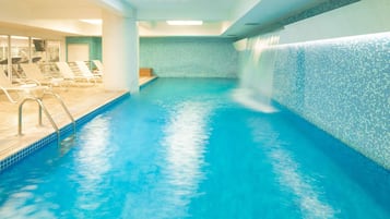 Innendørsbasseng og solsenger