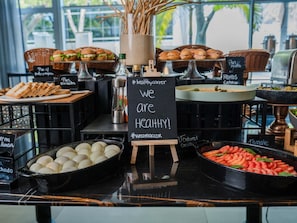 朝食、ランチ、ディナーに営業 (多国籍料理)