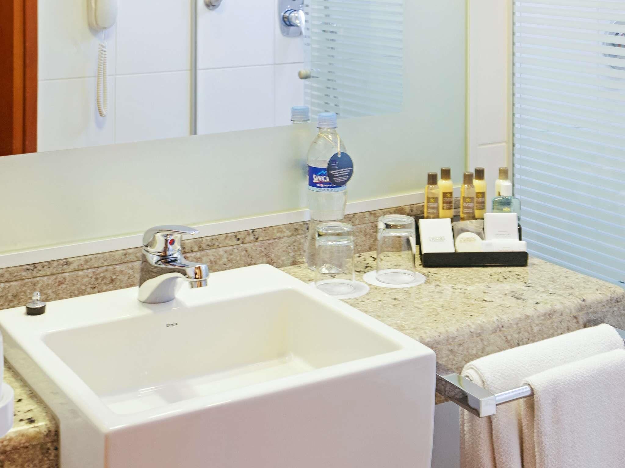 Standard Room, 1 Double Bed | Minibar, in-room safe, desk, blackout drapes