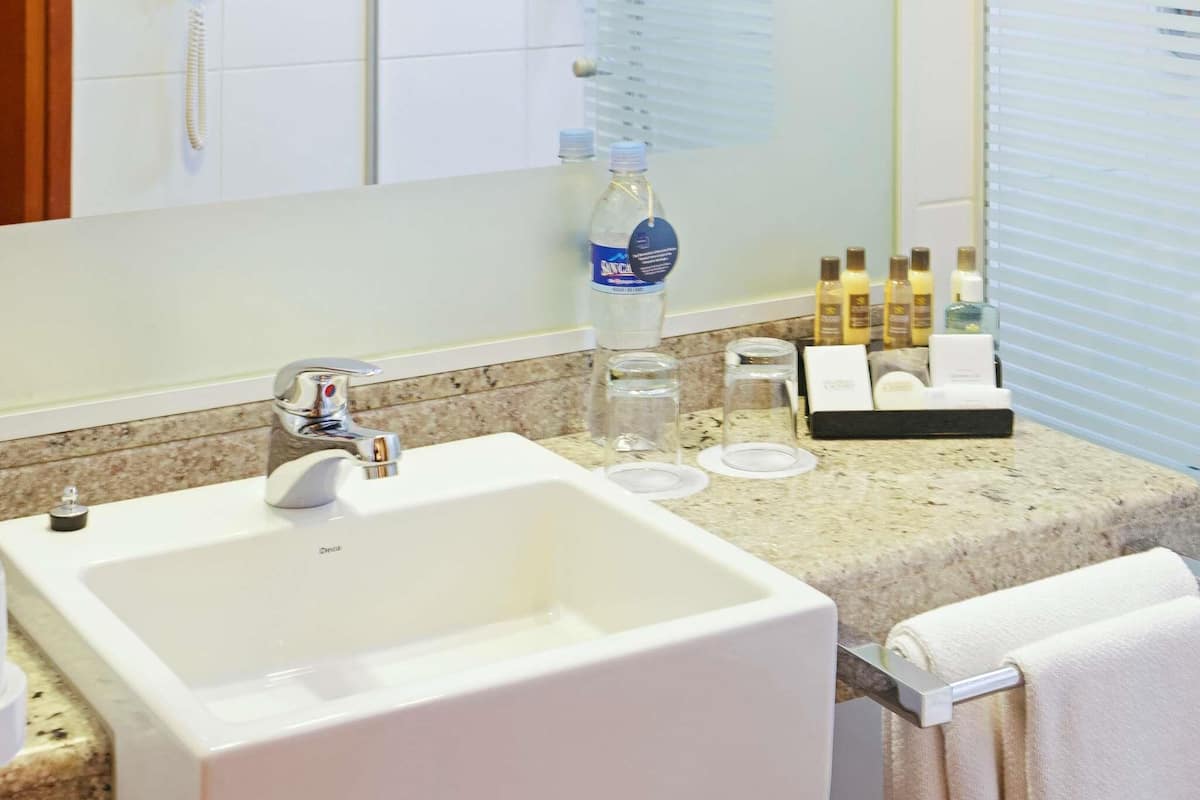 Standard Room, 1 Katil Kelamin (Double) | Bar mini, peti besi dalam bilik, meja, langsir/tirai gelap terus