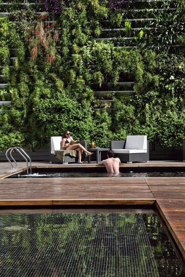 Seasonal outdoor pool, open 10 AM to 7 PM, pool loungers - Novotel Buenos Aires (Buenos Aires)