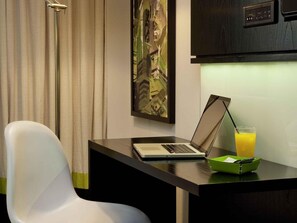Minibar, két bảo mật tại phòng, bàn, màn/rèm cản sáng 