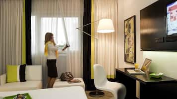 Minibar, caja de seguridad en la habitación y escritorio