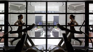 A gym with treadmills and exercise equipment, large windows, and a view of the outside area. - Novotel Buenos Aires (Buenos Aires)