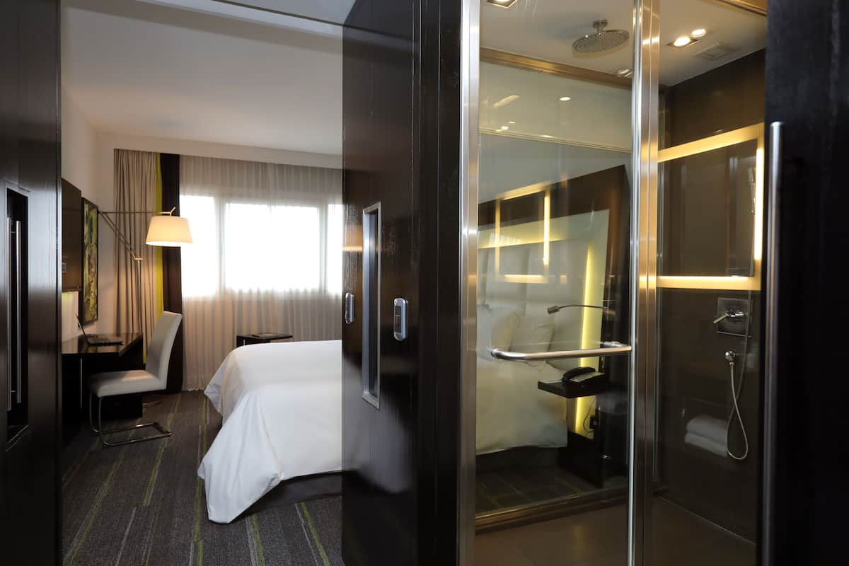 Superior Room, 1 Queen Bed | Minibar, in-room safe, desk, blackout drapes