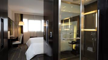 Minibar, caja de seguridad en la habitación y escritorio