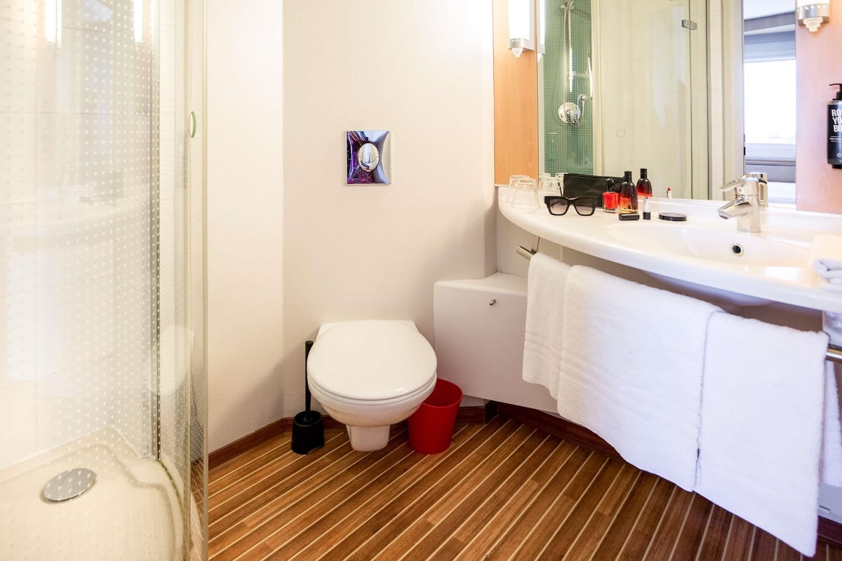 double room | hypo-allergenic bedding, in-room safe, desk, blackout curtains