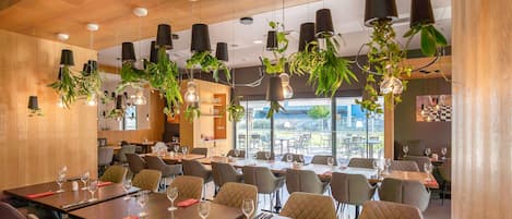 Se sirven desayunos, almuerzos y cenas; con vista al jardín