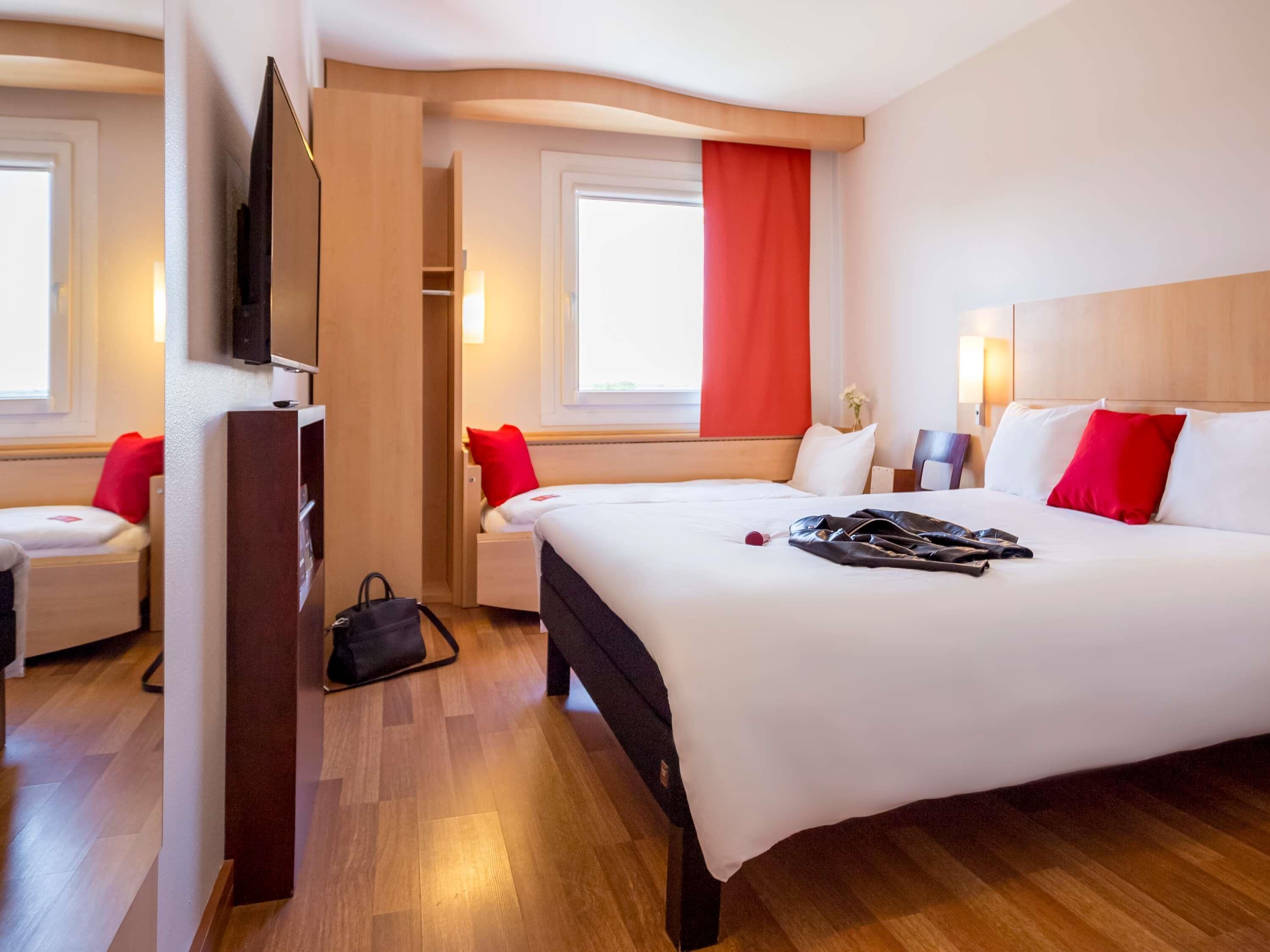 Chambre double | Literie hypoallergénique, coffre-fort, bureau, rideaux d’obscurcissement