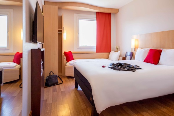 Double Room | Hypo-allergenic bedding, in-room safe, desk, blackout drapes