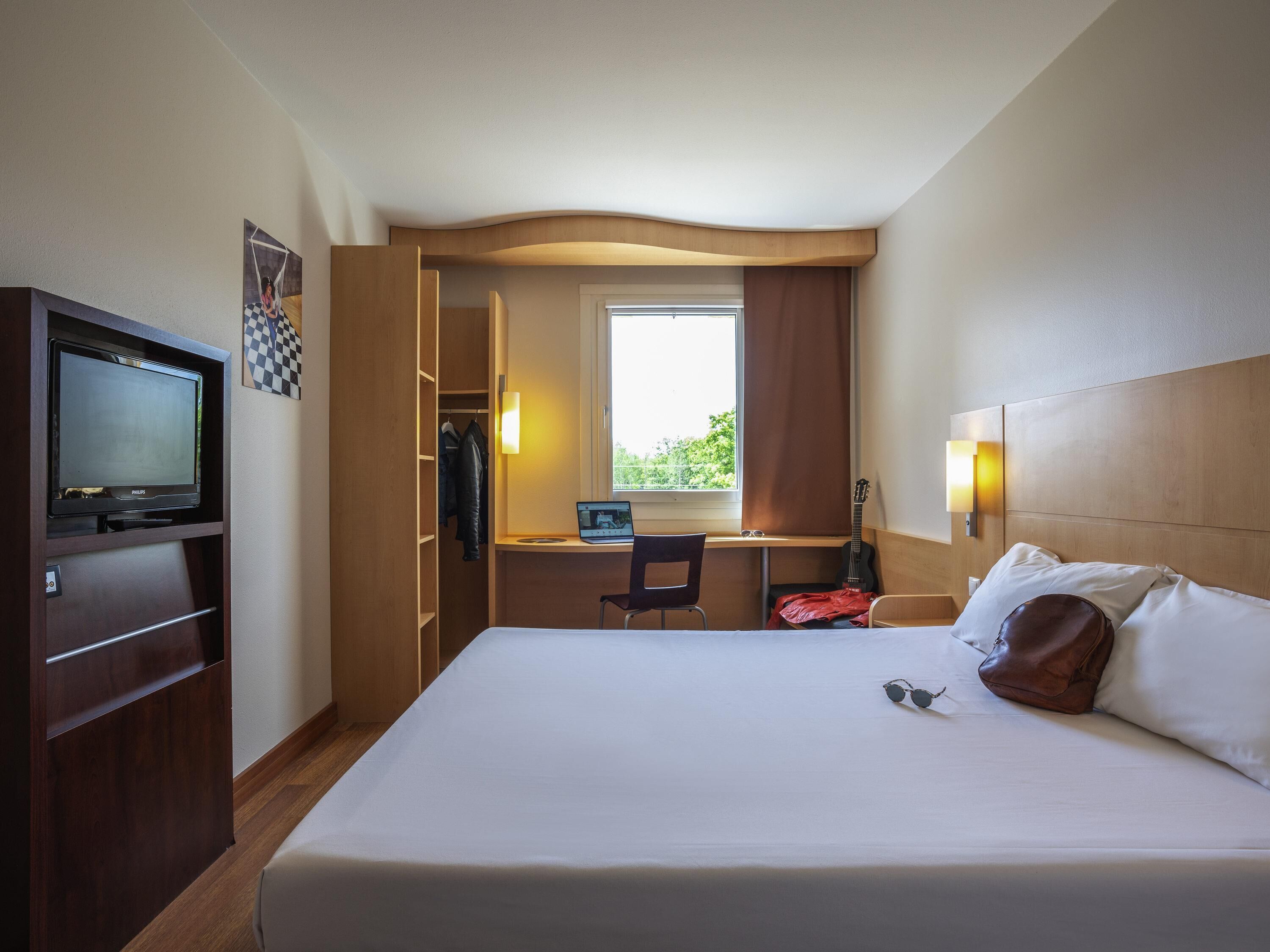 hypo-allergenic bedding, in-room safe, desk, blackout curtains