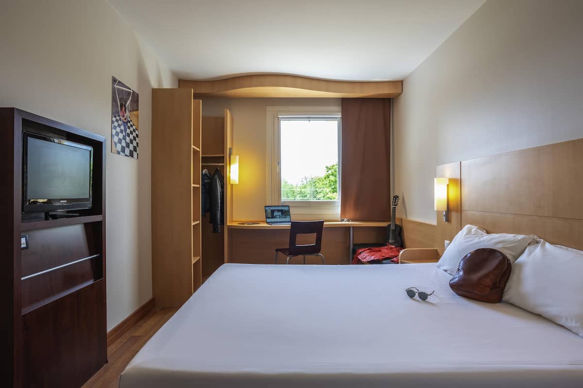 hypo-allergenic bedding, in-room safe, desk, blackout curtains