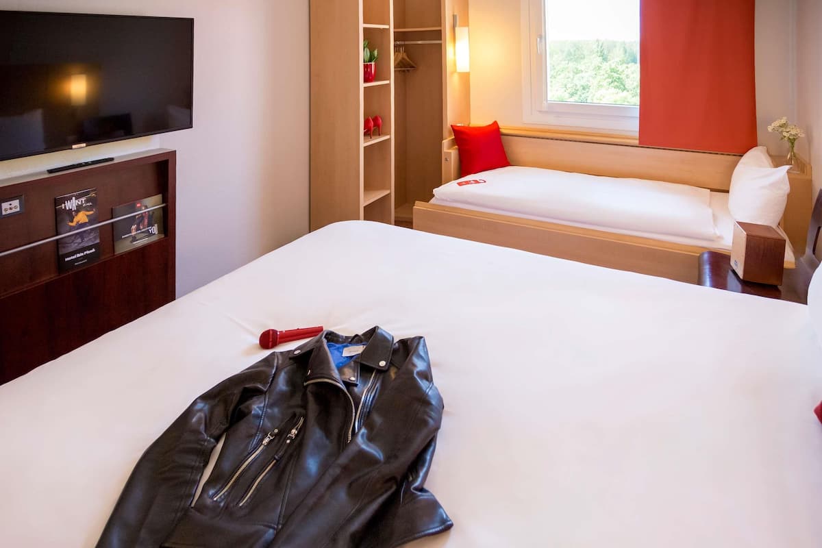 Ropa de cama hipoalergénica y caja de seguridad en la habitación