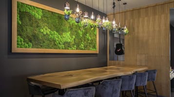 Aperto a colazione, pranzo e cena, con vista sul giardino