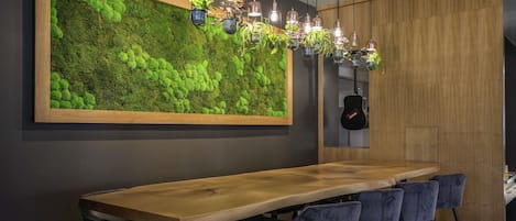 Frokost, lunsj og middag serveres, utsikt mot hagen