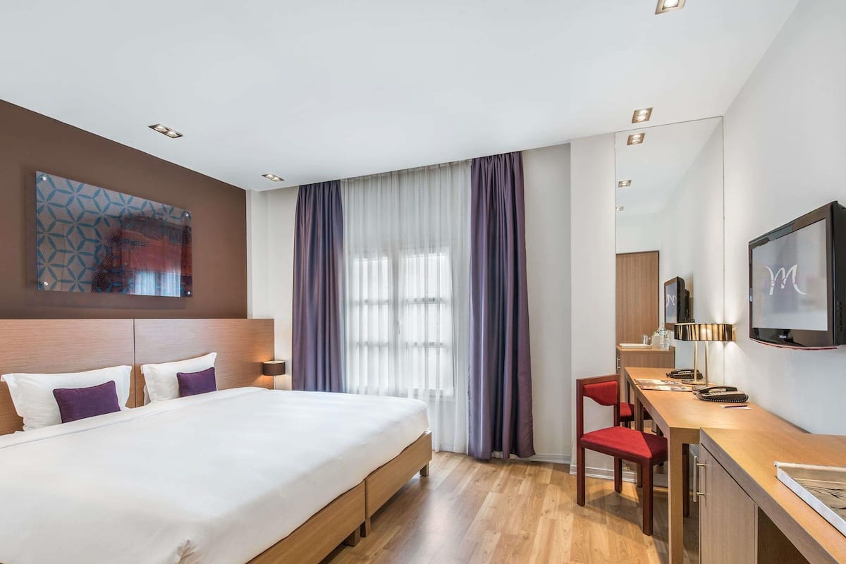 Phòng Superior, 1 giường đôi, quang cảnh thành phố | Minibar, két bảo mật tại phòng, bàn, màn/rèm cản sáng 