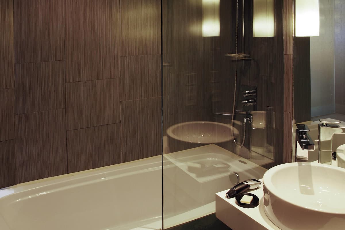 Bar mini, peti besi dalam bilik, meja, langsir/tirai gelap terus