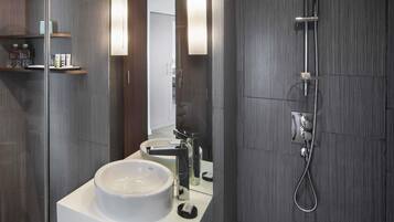 Minibar, Zimmersafe, Schreibtisch, Verdunkelungsvorhänge