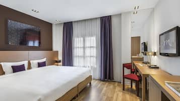 Quarto superior, 1 cama de casal, vista para a cidade | Frigobar, cofres nos quartos, escrivaninha, cortinas blackout