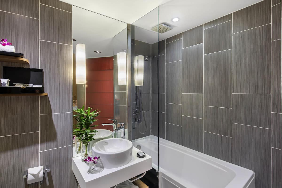 Bar mini, peti besi dalam bilik, meja, langsir/tirai gelap terus