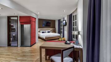 Minibar, caja de seguridad en la habitación y escritorio