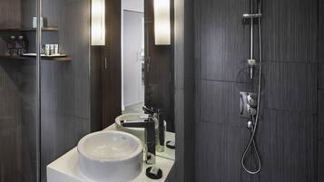 Minibar, Zimmersafe, Schreibtisch, Verdunkelungsvorhänge