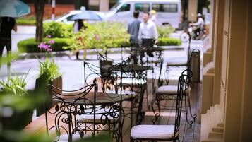 Se sirven desayunos, comidas y cocina internacional con vista al jardín