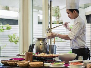 Breakfast, lunch, dinner served; international cuisine, garden views - Mercure Hanoi La Gare (Hanoi)