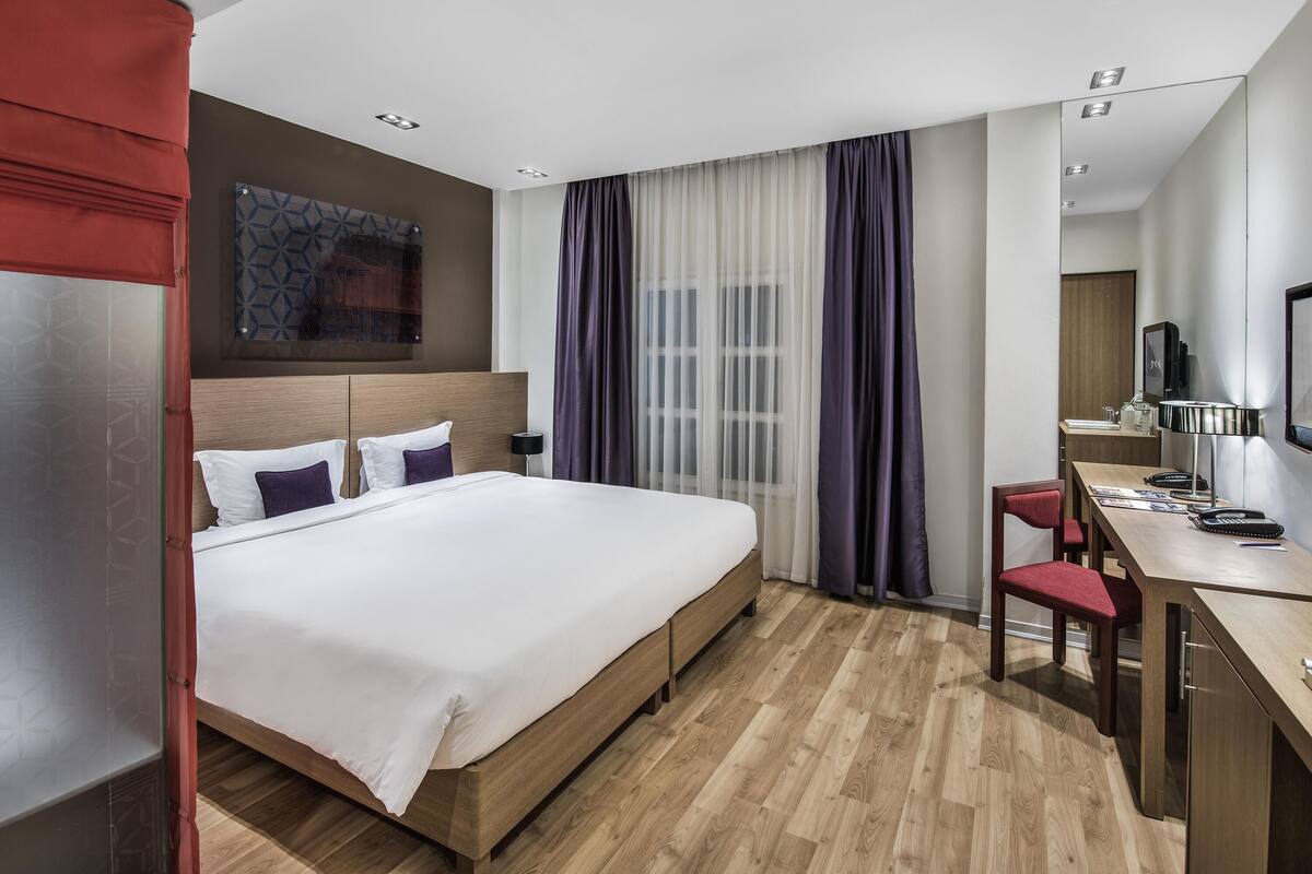 Phòng phong cách cổ điển, 1 giường đôi, quang cảnh thành phố | Minibar, két bảo mật tại phòng, bàn, màn/rèm cản sáng 