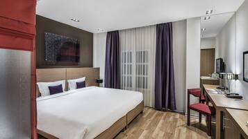 Rom – classic, 1 dobbeltseng, byutsikt | Minibar, safe på rommet, skrivebord og blendingsgardiner