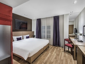 Classic Room, 1 Double Bed, City View | Minibar, in-room safe, desk, blackout drapes