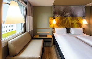 Kamar Standar, 2 Tempat Tidur Twin | Seprai antialergi, meja kerja, tirai kedap cahaya, dan kedap suara