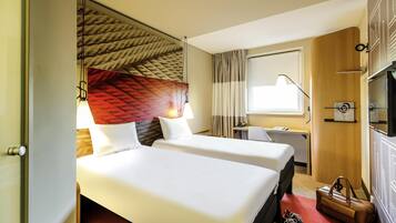 Habitació estàndard, 2 llits individuals | Roba de llit hipoal·lergògena, escriptori i cortines opaques