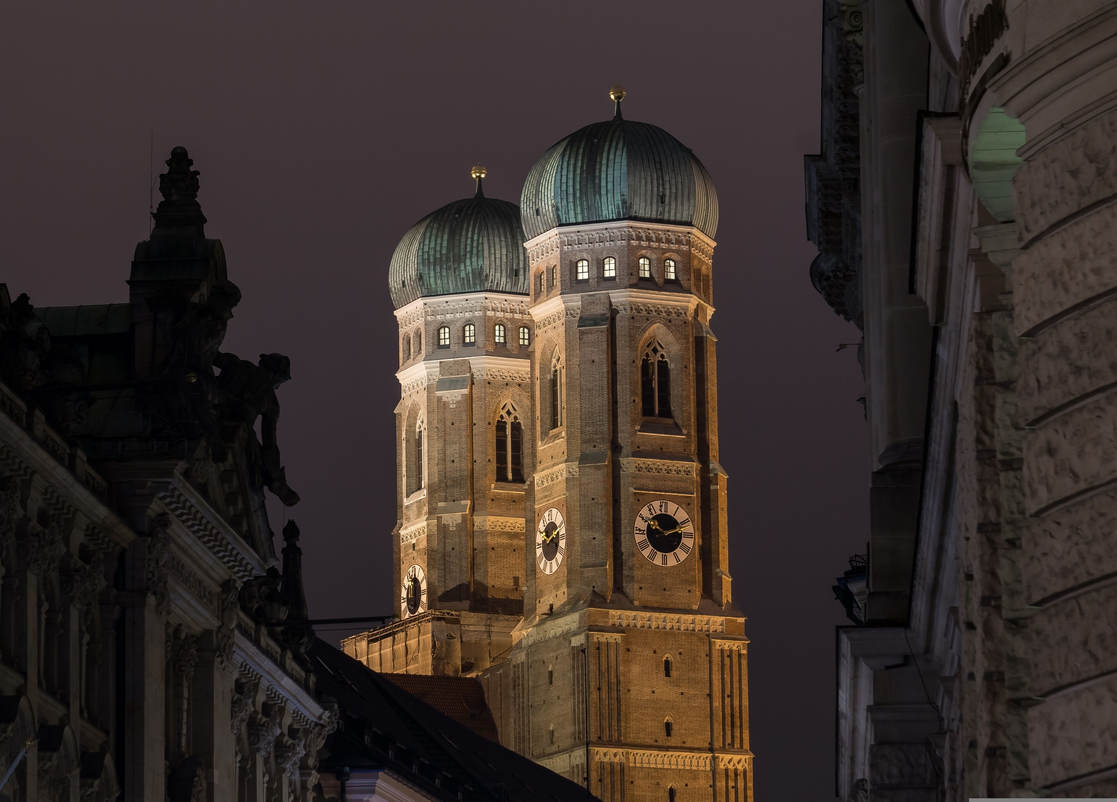 Un edificio storico con due torri imponenti, ciascuna sormontata da una cupola e caratterizzata da un quadrante dell'orologio.