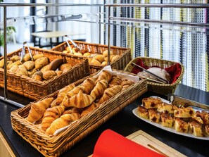 Daily buffet breakfast (EUR 17 per person) - ibis Muenchen City West (Munich)