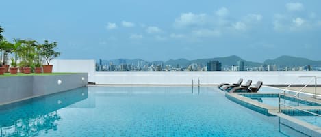 Piscine extérieure, chaises longues