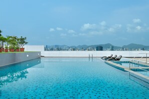 สระว่ายน้ำกลางแจ้ง เปิด 7:00 น. ถึง 19:00 น., เก้าอี้อาบแดดริมสระ