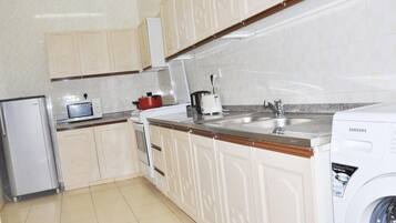 Lemari es dan mesin pembuat kopi/teh