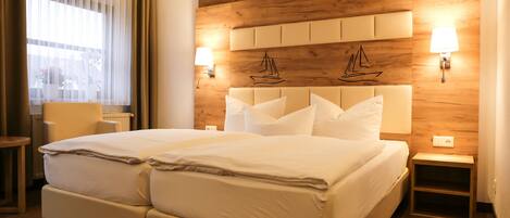 Allergitestade sÀngklÀder, minibar och vÀrdeförvaringsskÄp pÄ rummet