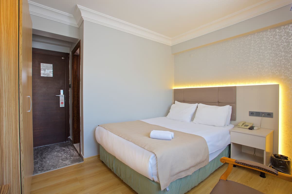 In-room safe, desk, laptop workspace, free WiFi