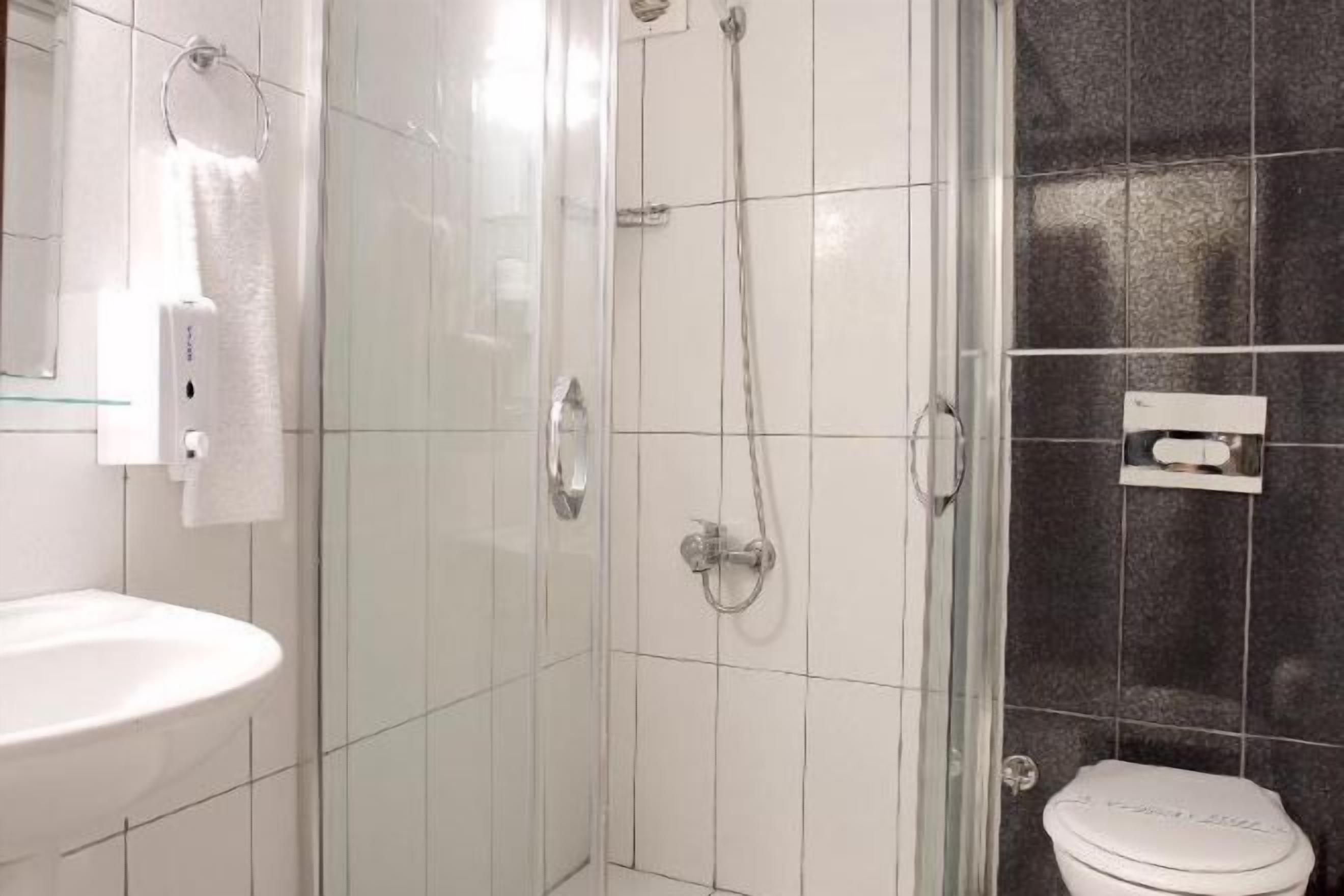 浴室 | 淋浴设施、免费洗浴用品、吹风机、拖鞋