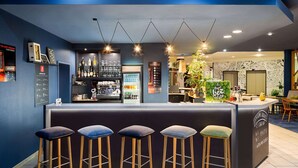 A bar area with stools, a counter, and shelves with bottles and glasses. - Vienna House Easy by Wyndham Bratislava (Bratislava)