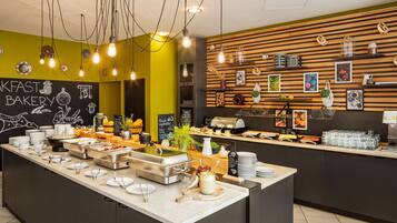 Daily to-go breakfast (EUR 10.00 per person)