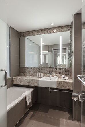 Executive-suite - balkon - havudsigt (Lounge Access) | Badeværelse | Designertoiletartikler, hårtørrer, hjemmesko, håndklæder