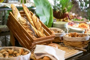 Tägliches Frühstücksbuffet (32 USD pro Person)