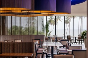 2 restaurants; breakfast, lunch, and dinner served